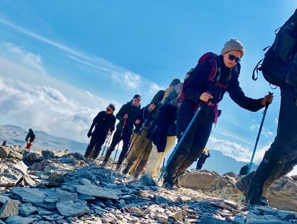 Gruppe på vei til toppen av Kilimanjaro i Tanzania