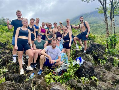 Gruppe ved vulkanen Arenal i bakgrunnen i Costa Rica