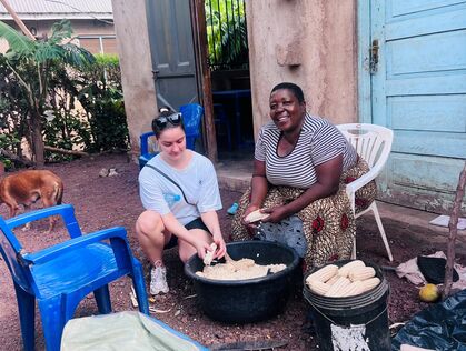 Jente hjelper en av de lokale i landsby i Tanzania