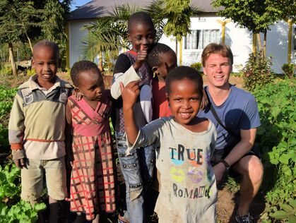 reisende på besøk i landsby i Tanzania