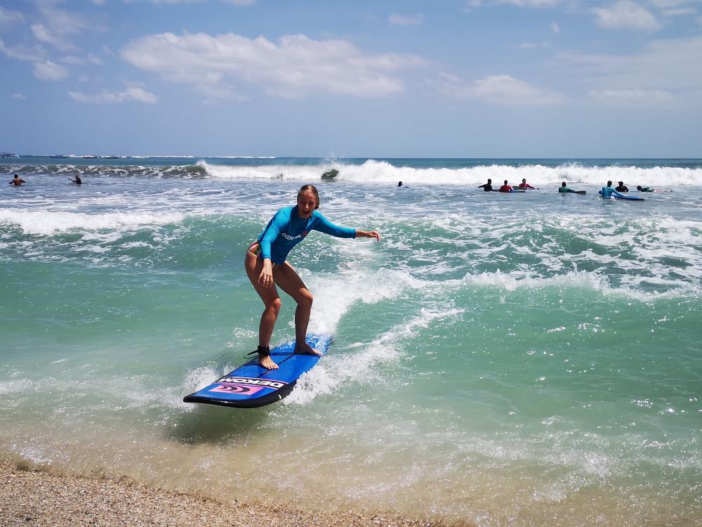 Surfing på Kuta Beach