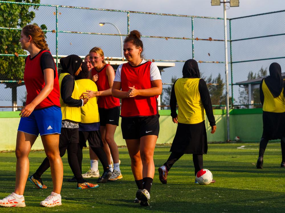 Fodbold med de lokale piger