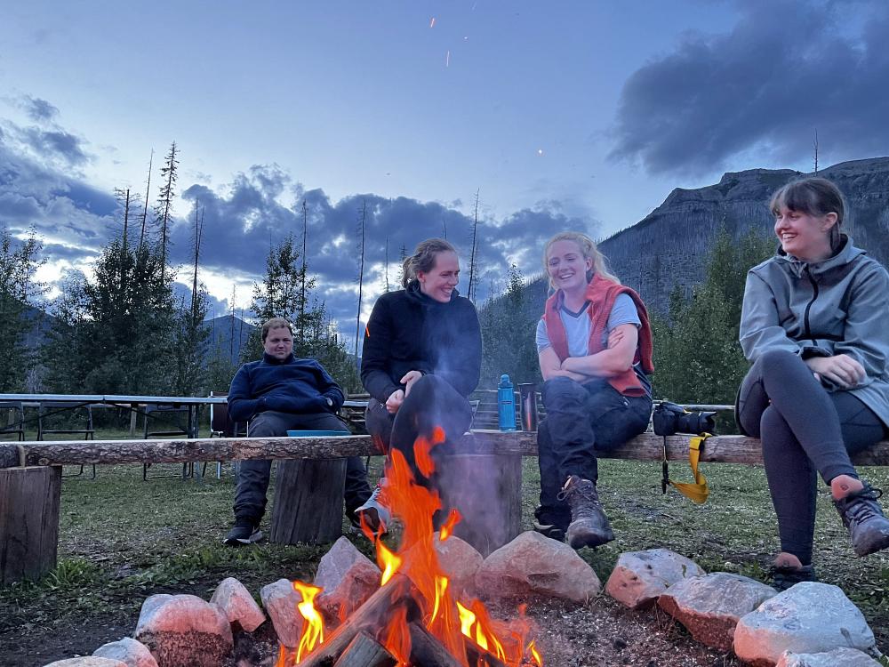 Kveldshygge rundt bålet 