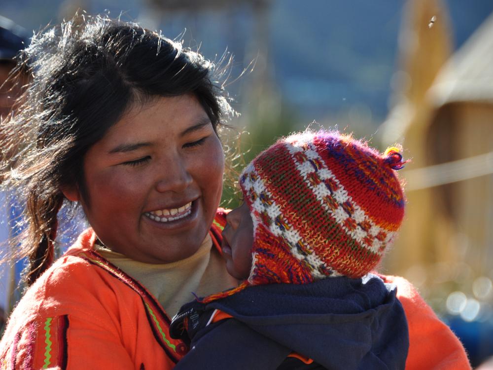 Mor og barn ved Titicacasjøen