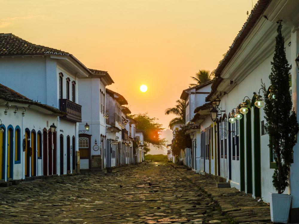 Fargerike gater i Paraty