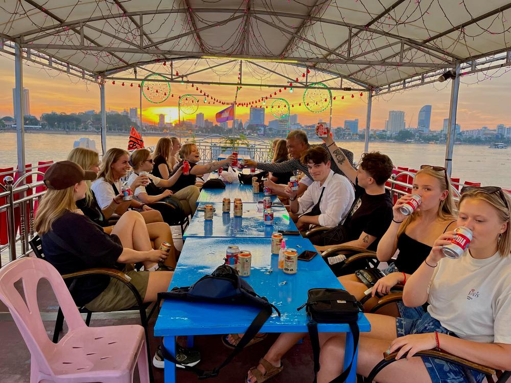 Båttur og drikke i Kambodsja