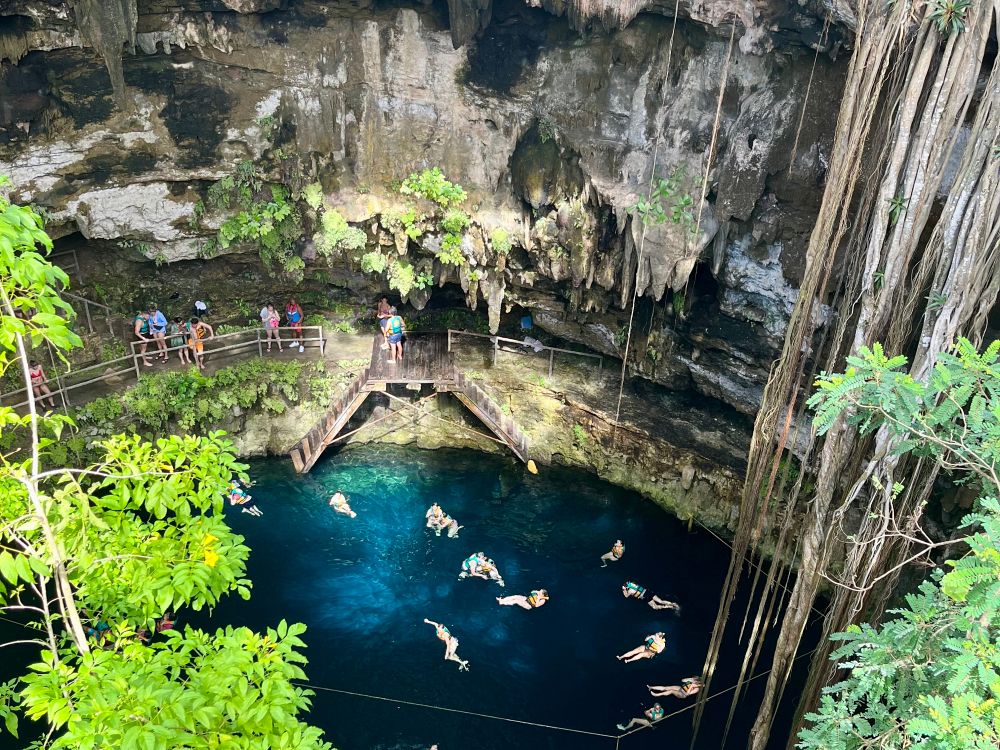 Snorkling i en kjølig cenote