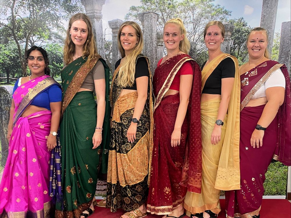 Jentene prøver en sari i Sri Lanka