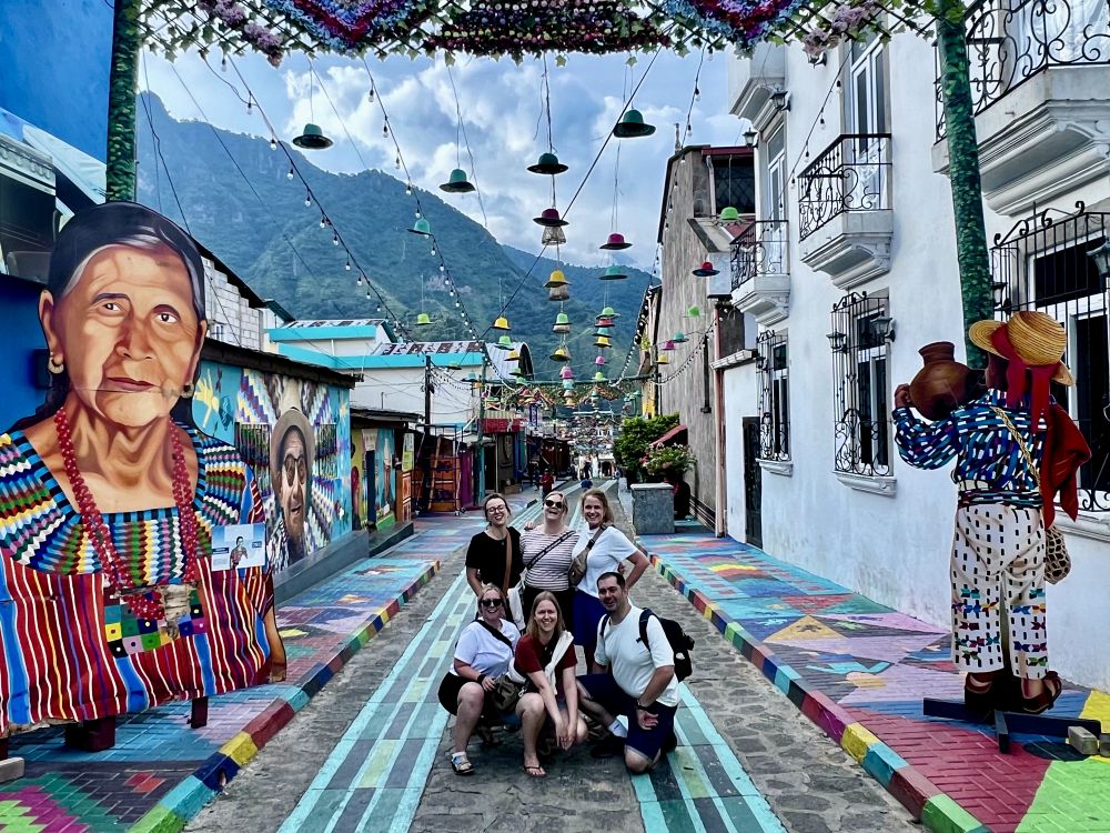 Fargerike gater i San Juan La Laguna