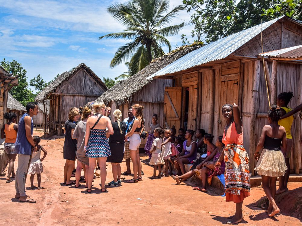 Besøk i en fiskerlandsby på Madagaskar