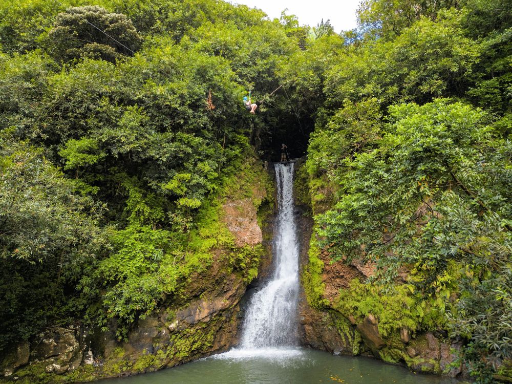 Zipline ved fossefall