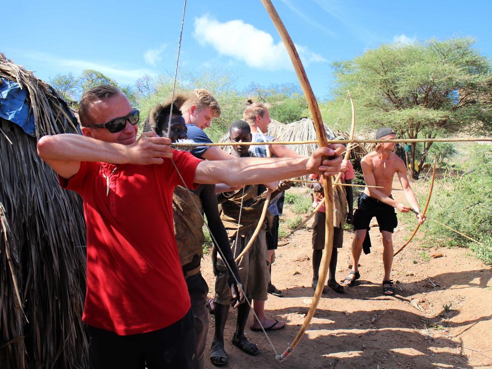 Skyt med pil og bue hos Hadzabe-folket