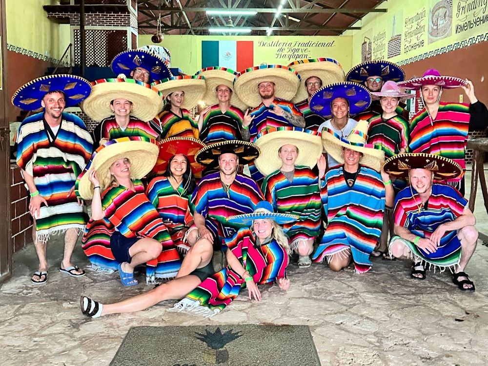 Tequilasmaking med poncho og sombrero