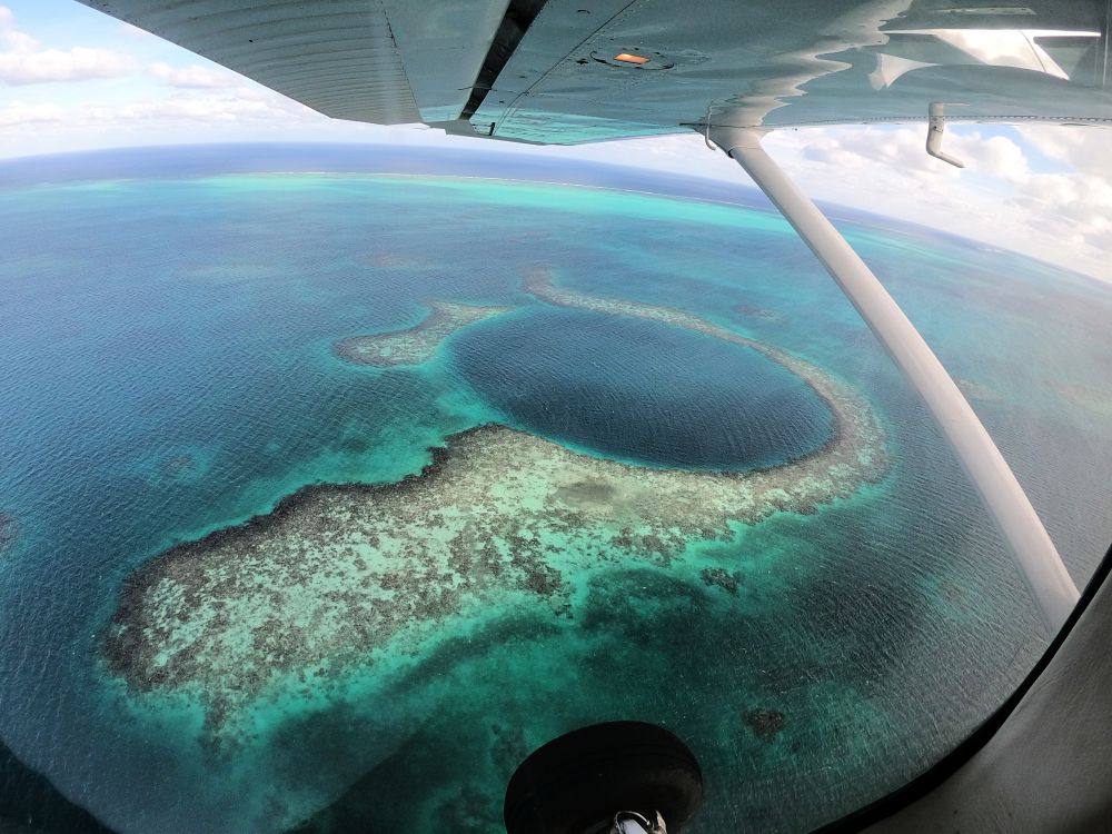 Blue Hole i Belize – opplev det fra luften eller dypet