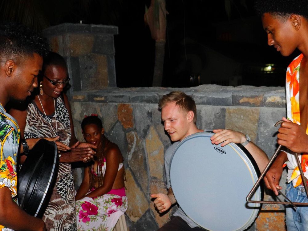 Velkomstfest med musikk og kreolsk mat