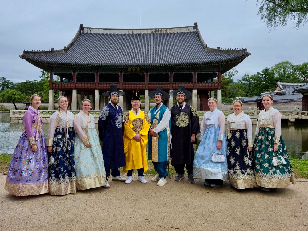 Tempelbesøk i tradisjonelle drakter