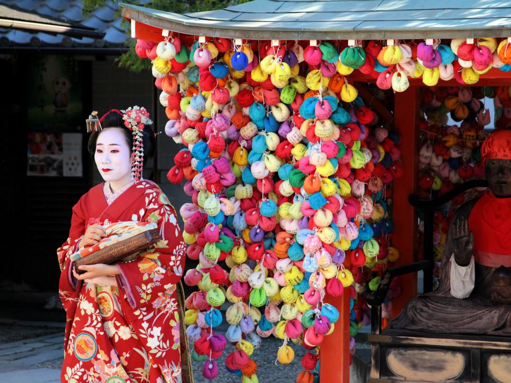 Fargerike geishaer i Japans gater