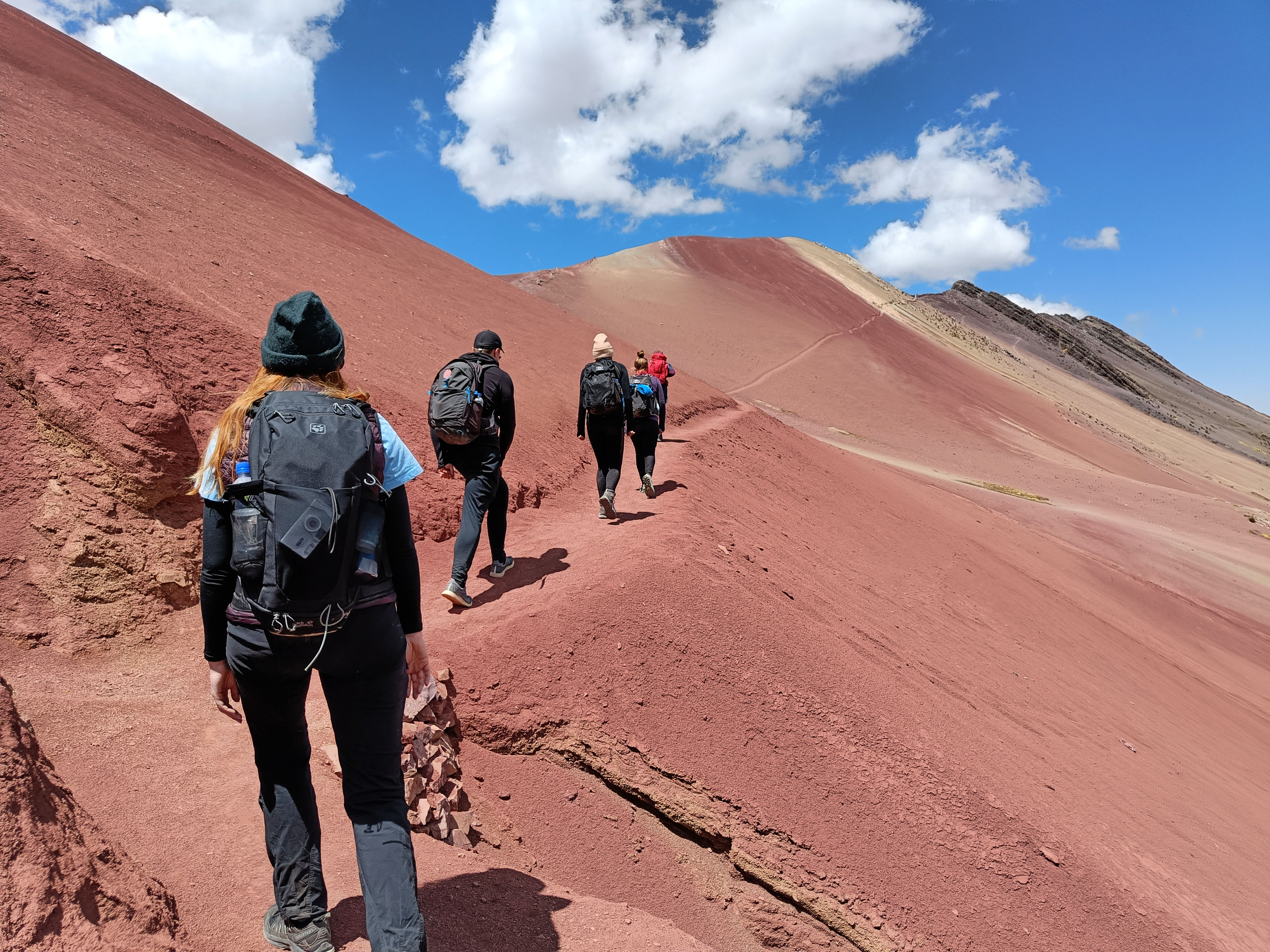 På hike mot Rainbow Mountain