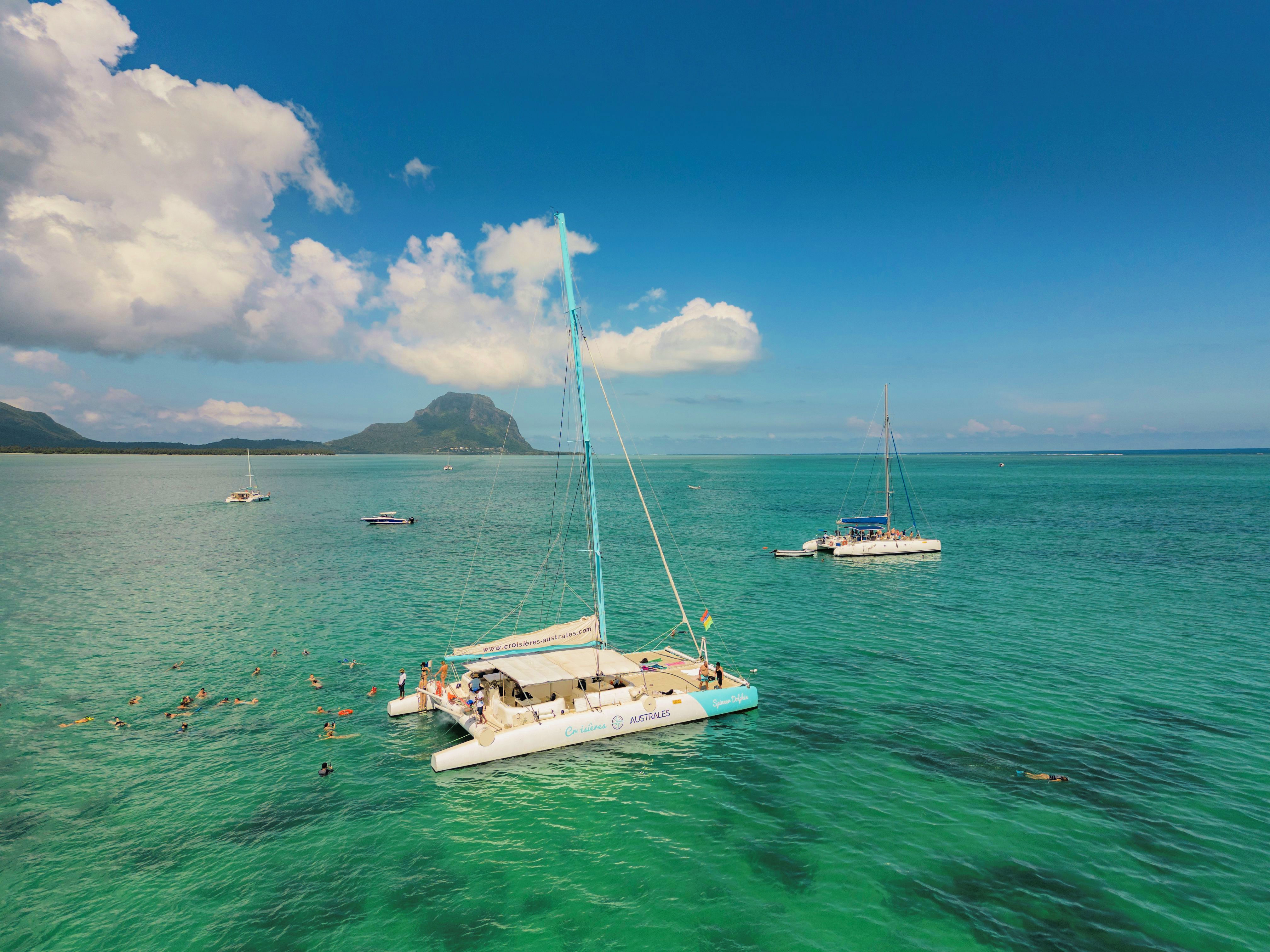Katamaranseilas med kalde drinker og BBQ-lunsj