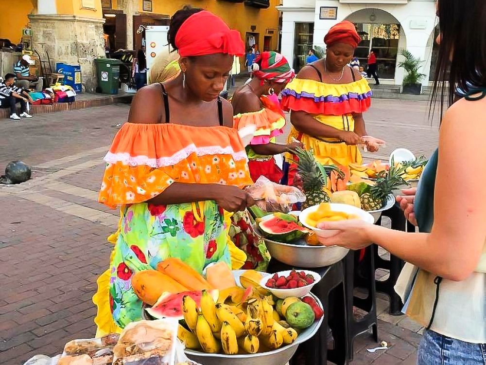 Fargerike fruktselgere i Cartagena