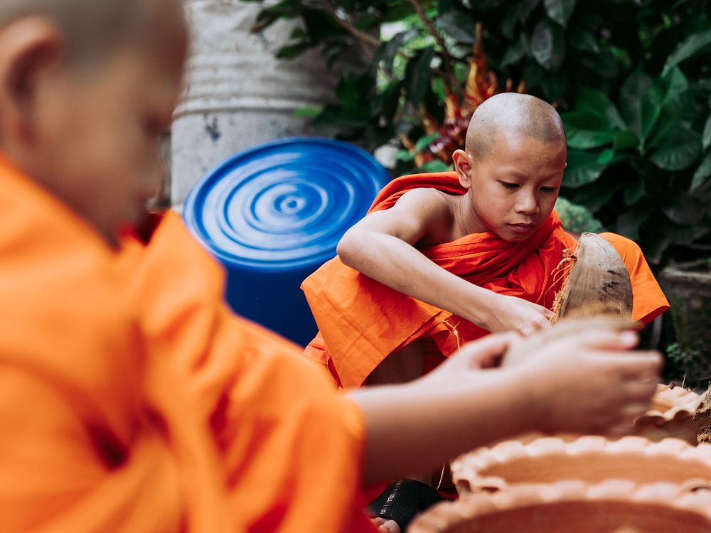 Morgenritual med buddhistiske munker